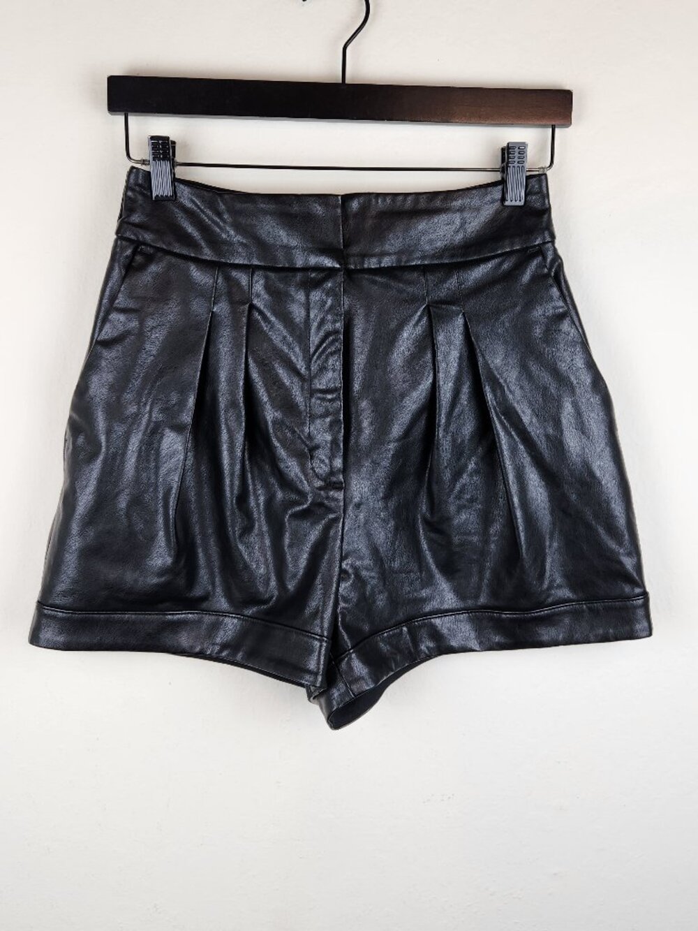 Express Black Faux Leather High Rise Pleated Shorts sz 4